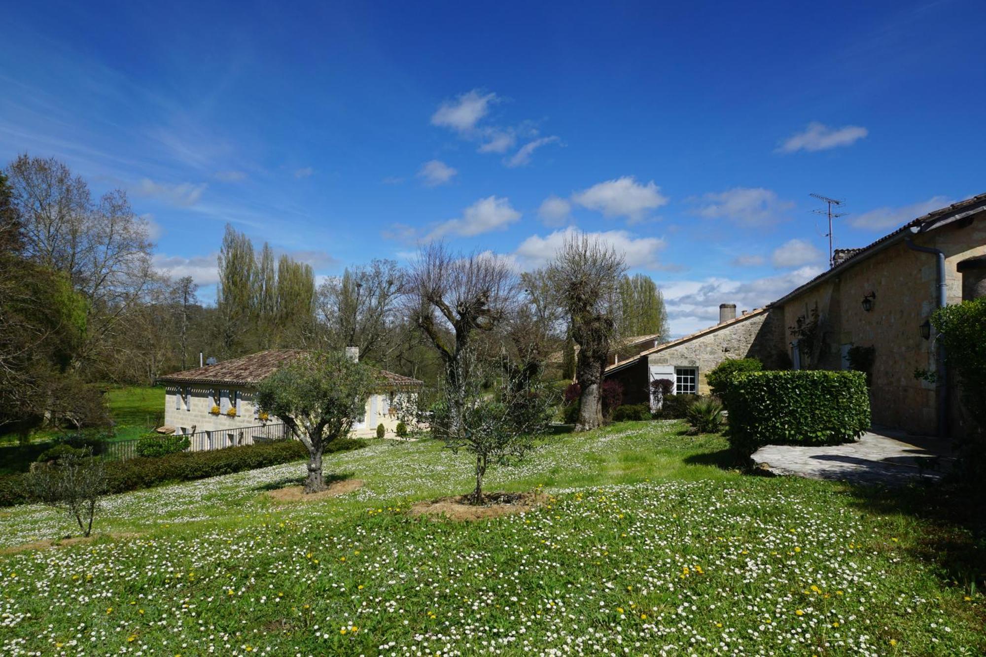 Hotel Moulin Notre Dame Saint-Genès-de-Castillon Exterior foto