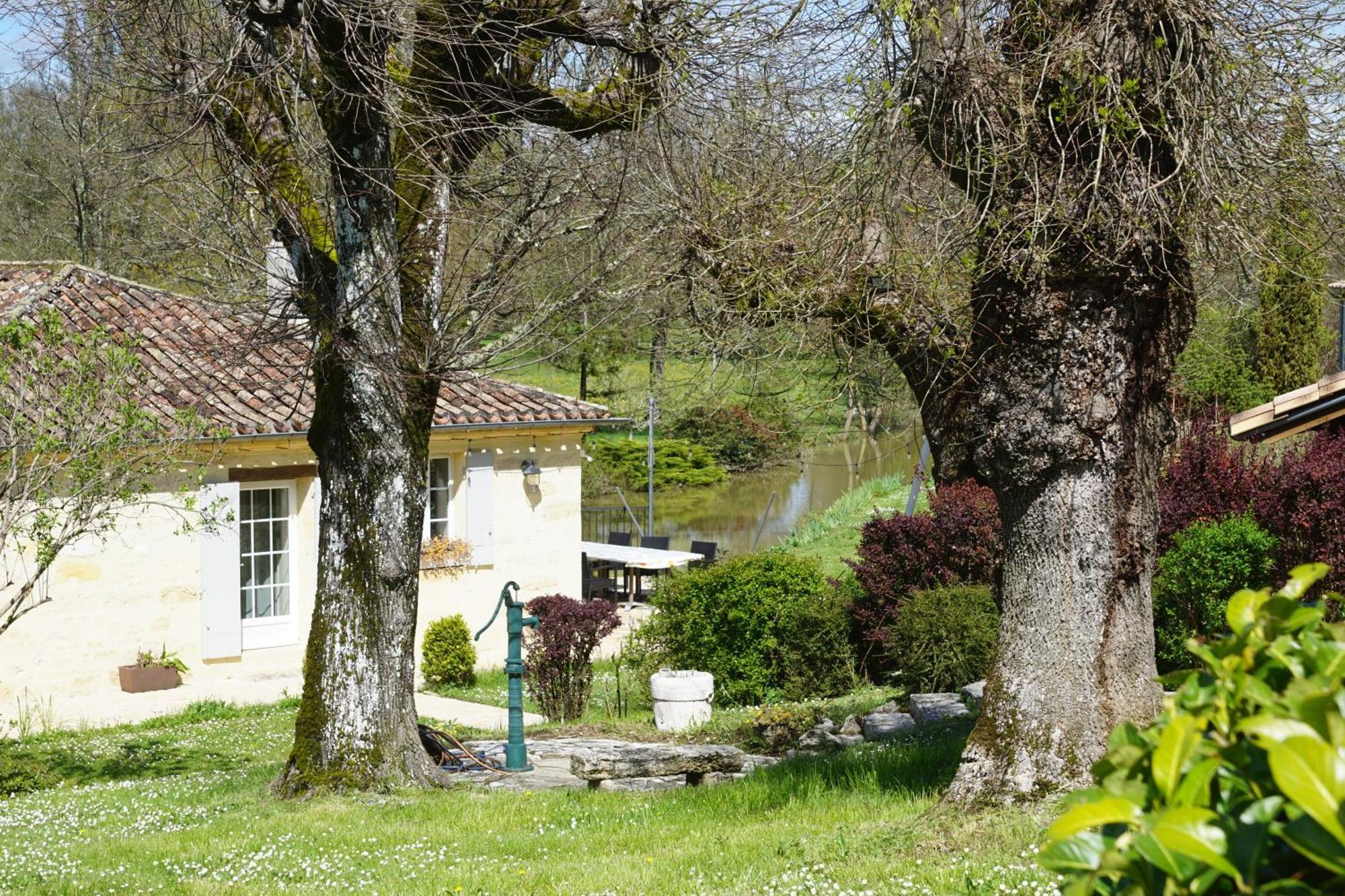 Hotel Moulin Notre Dame Saint-Genès-de-Castillon Exterior foto